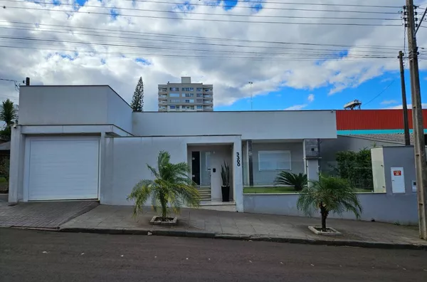 Casa para venda no centro de realeza 