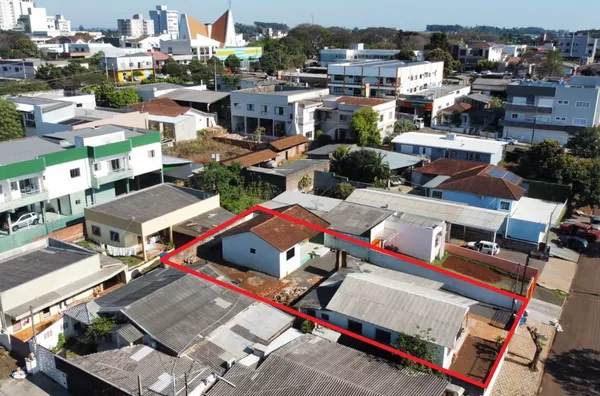 Terreno para venda contendo 01 casa em alvenaria e 01 casa de madeira - Centro - Realeza/PR