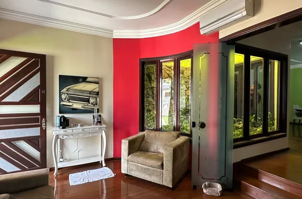 Casa com piscina e amplo terreno para venda - Centro - Realeza/PR