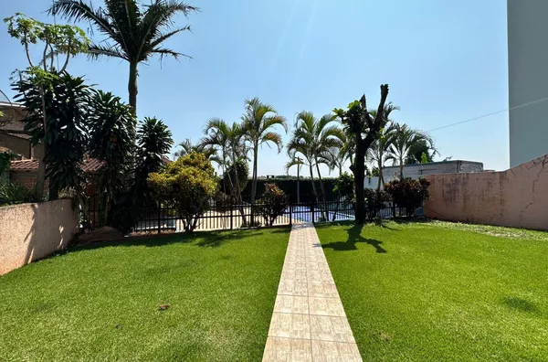 Casa com piscina e amplo terreno para venda - Centro - Realeza/PR