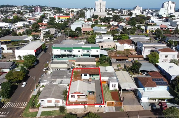 Terreno para venda contendo 01 casa em alvenaria e 01 casa de madeira - Centro - Realeza/PR
