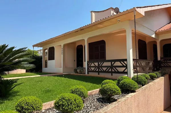 Casa com piscina e amplo terreno para venda - Centro - Realeza/PR