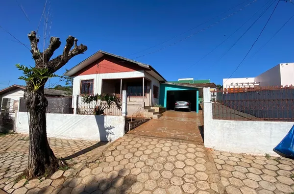 Terreno para venda contendo 01 casa em alvenaria e 01 casa de madeira - Centro - Realeza/PR