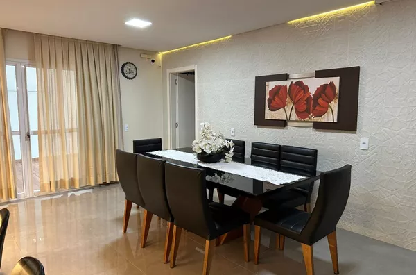 Casa alto padrão toda mobiliada - Condomínio Realeza