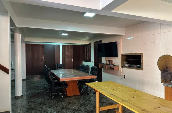 Casa com piscina e amplo terreno para venda - Centro - Realeza/PR