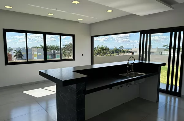 Casa alto padrão no Condomínio Realeza