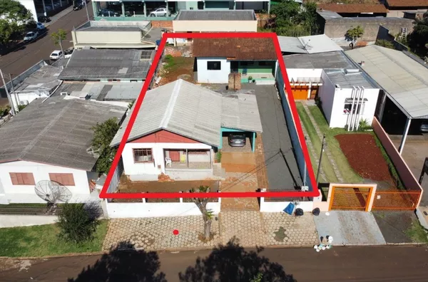 Terreno para venda contendo 01 casa em alvenaria e 01 casa de madeira - Centro - Realeza/PR