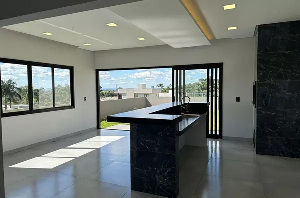 Casa alto padrão no Condomínio Realeza