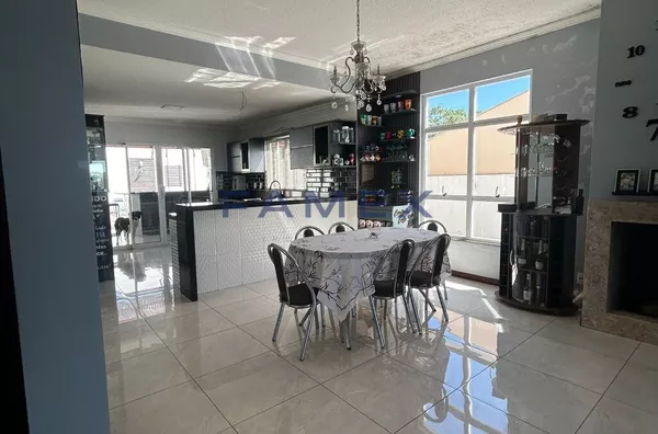 CASA COM PISCINA A VENDA NO BAIRRO SÃO FRANCISCO EM PATO BRANCO - 1 SUÍTE E 2 QUARTOS