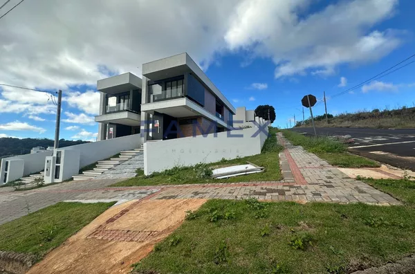 Sobrado para locação no bairro São Luiz - Próximo ao Shopping com 01 suíte + 02 quartos