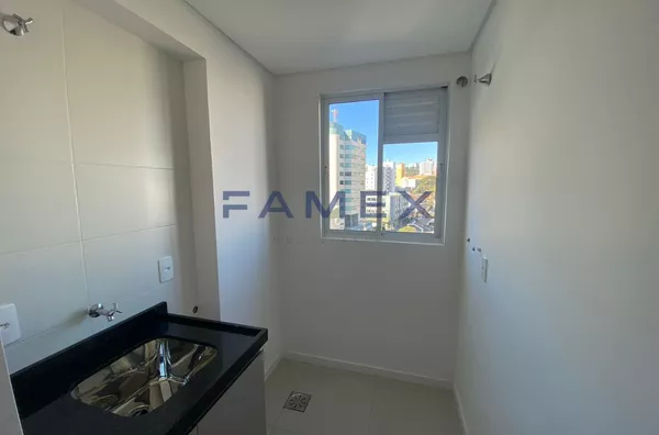 ED. SAFIRA - APARTAMENTO COM 01 SUITE + 01 QUARTO - CENTRO - PRÓXIMO  A PRAÇA CENTRAL