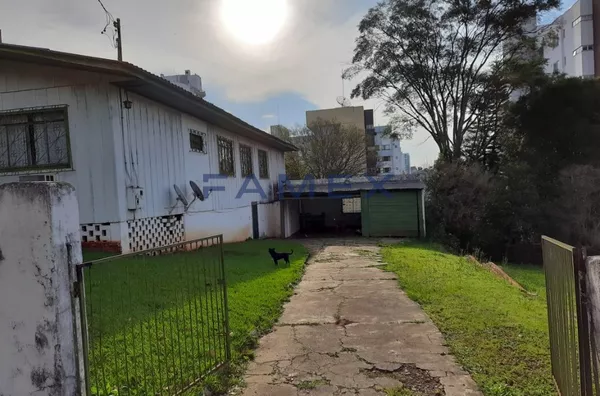 CASA COM ENORME TERRENO NO CENTRO
