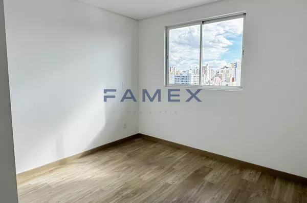 ED. SAFIRA - APARTAMENTO COM 01 SUITE + 01 QUARTO - CENTRO - PRÓXIMO  A PRAÇA CENTRAL