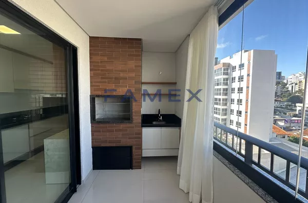 APARTAMENTO PARA LOCAÇÃO SEMIMOBILIADO COM 01 SUÍTE + 02 QUARTOS NO CENTRO