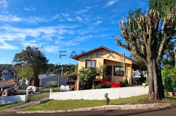CASA À VENDA COM TERRENO GRANDE - SÃO VICENTE PATO BRANCO PR