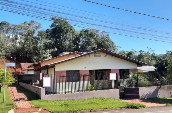 CASA DE ESQUINA PRÓXIMA AO CENTRO