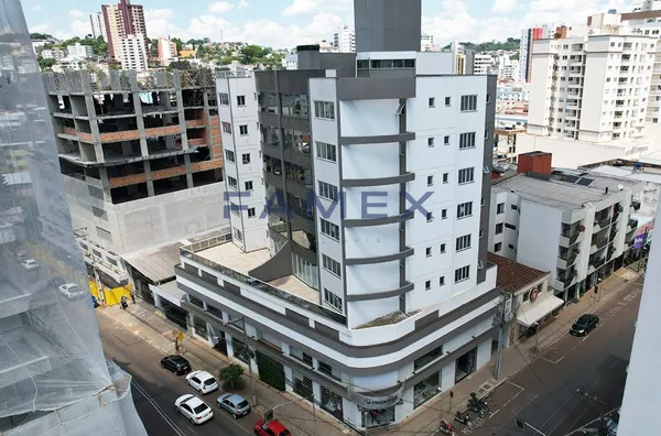 APARTAMENTO À VENDA TRÊS SUÍTES E DUAS VAGAS DE GARAGEM