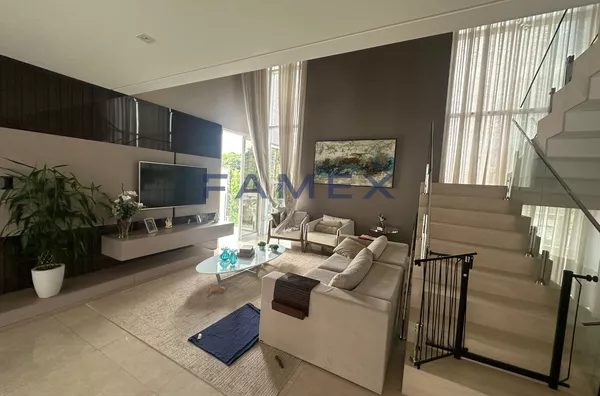 CASA DE ALTO PADRÃO A VENDA  NO CENTRO COM 01 SUÍTE + 03 QUARTOS