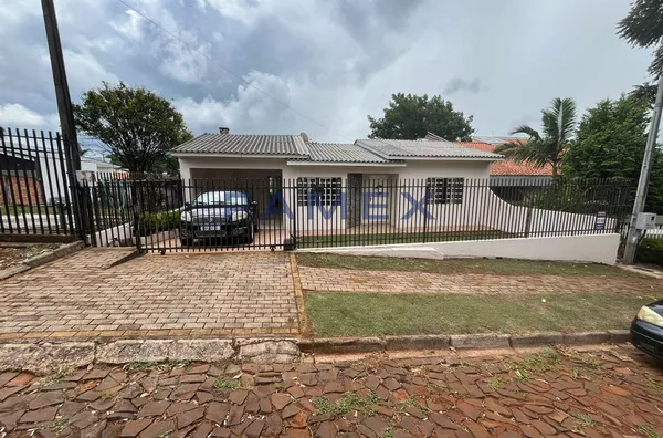 CASA COM PISCINA À VENDA NO BAIRRO FRARON