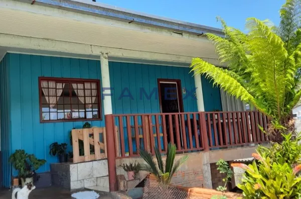 CASA DE MADEIRA E UM LINDO TERRENO