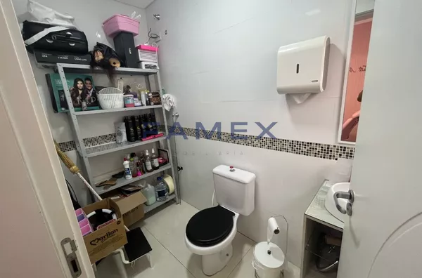 CASA COM SALA COMERCIAL À VENDA NO BAIRRO CRISTO REI