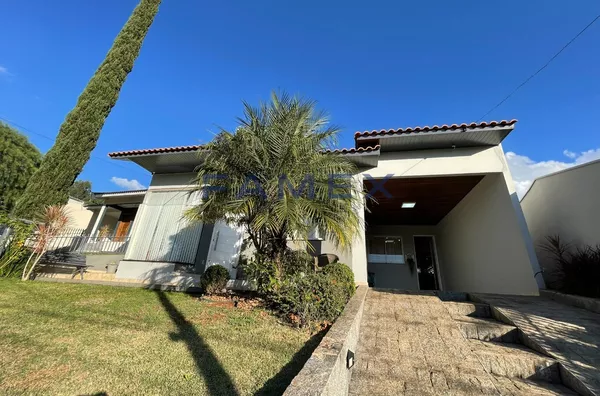 CASA A VENDA NO BAIRRO MENINO DEUS EM PATO BRANCO - 1 SUÍTE +2 QUARTOS