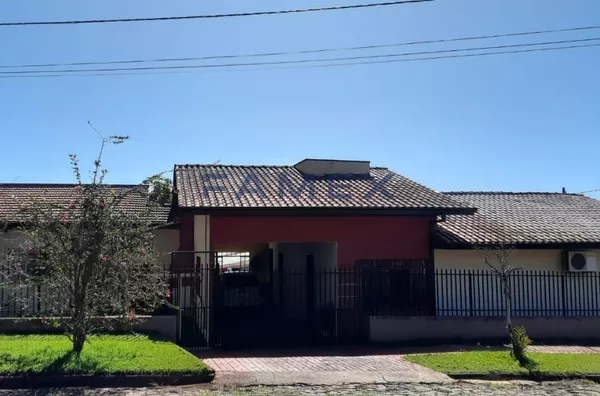 CASA DE ESQUINA PRÓXIMA AO CENTRO