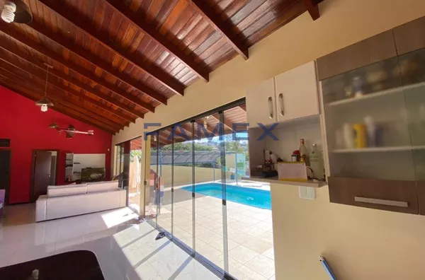 CASA COM SUITE, DOIS DORMITÓRIOS E EDÍCULA NO BAIRRO SAMBUGARO