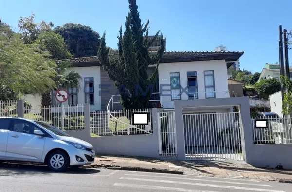 TERRENO NO CENTRO COM POSSIBILIDADES DE CONSTRUIR ATÉ 6 PAVIMENTOS