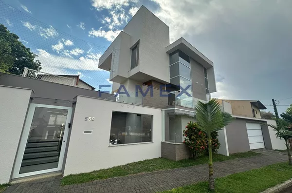 CASA DE ALTO PADRÃO A VENDA  NO CENTRO COM 01 SUÍTE + 03 QUARTOS