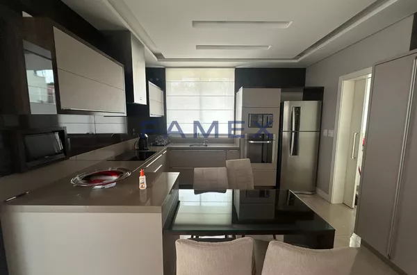 CASA DE ALTO PADRÃO A VENDA  NO CENTRO COM 01 SUÍTE + 03 QUARTOS