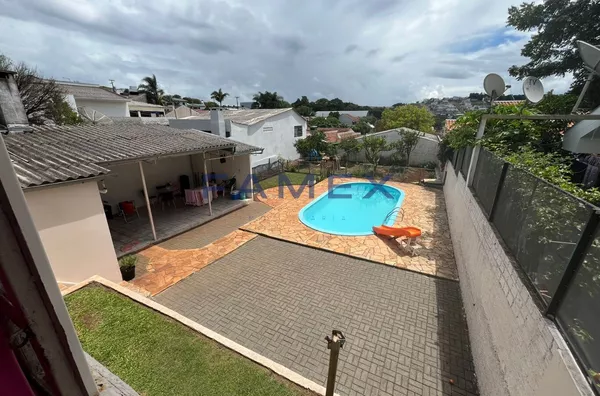 CASA COM PISCINA À VENDA NO BAIRRO FRARON