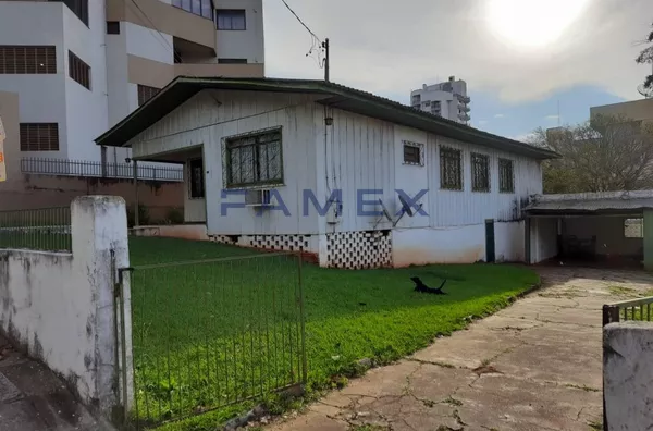 CASA COM ENORME TERRENO NO CENTRO