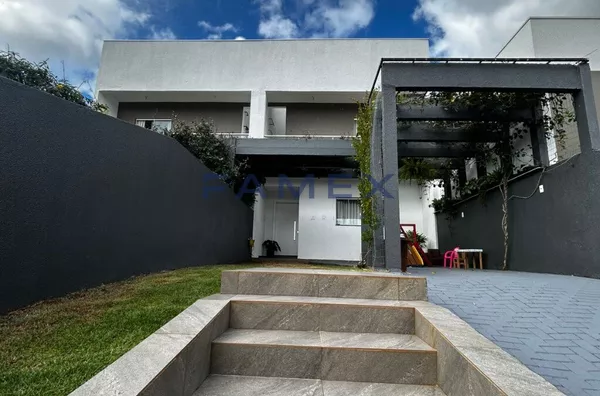 SOBRADO MOBILIADO À VENDA PRÓXIMO AO CENTRO