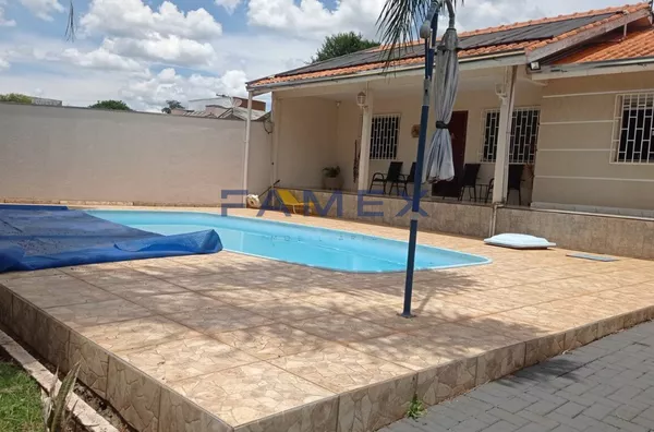 CASA COM PISCINA A VENDA NO BAIRRO FRARON EM PATO BRANCO - 2 QUARTOS