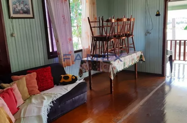 CASA DE MADEIRA E UM LINDO TERRENO