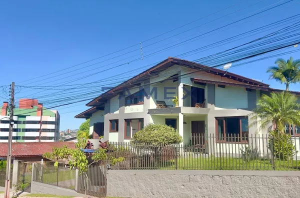 CASA DE ALTO PADRÃO EM UM LOTE COM MAIS DE 1100M²