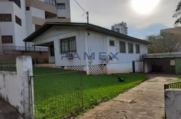 CASA COM ENORME TERRENO NO CENTRO