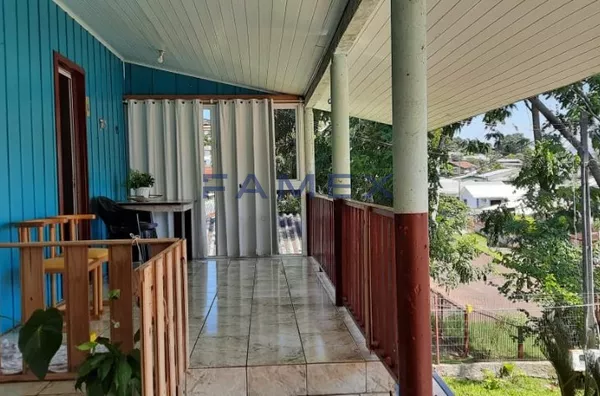 CASA DE MADEIRA E UM LINDO TERRENO