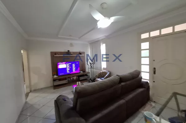 CASA DE ESQUINA À VENDA - ACEITA PERMUTA POR IMÓVEL NA CIDADE OU EM MARINGÁ