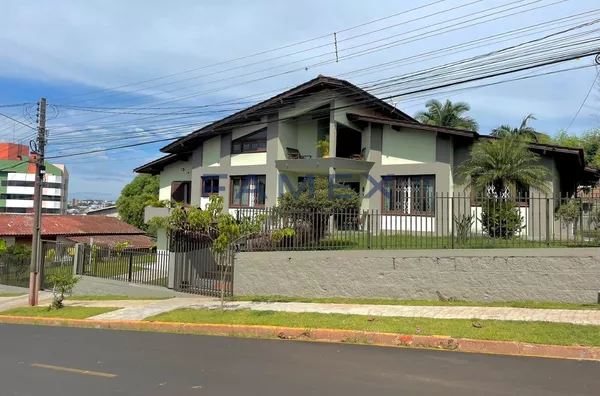 CASA DE ALTO PADRÃO EM UM LOTE COM MAIS DE 1100M²
