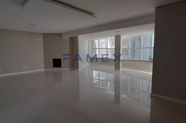 APARTAMENTO À VENDA TRÊS SUÍTES E DUAS VAGAS DE GARAGEM