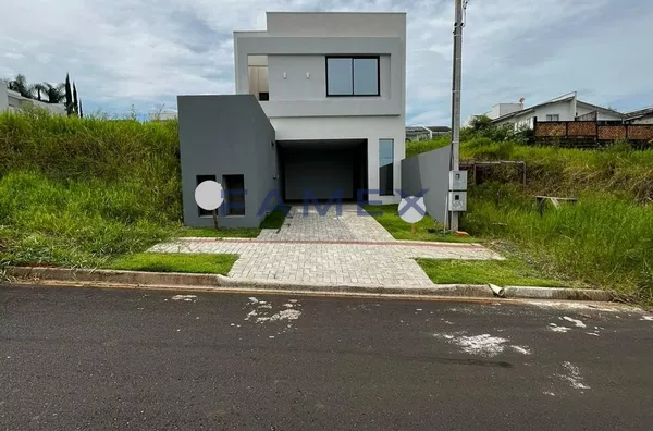 CASA A VENDA NO FRARON, COM 1 SUITE + 2 QUARTOS LOCALIZADA PROXIMO À UTFPR e UNIDEP