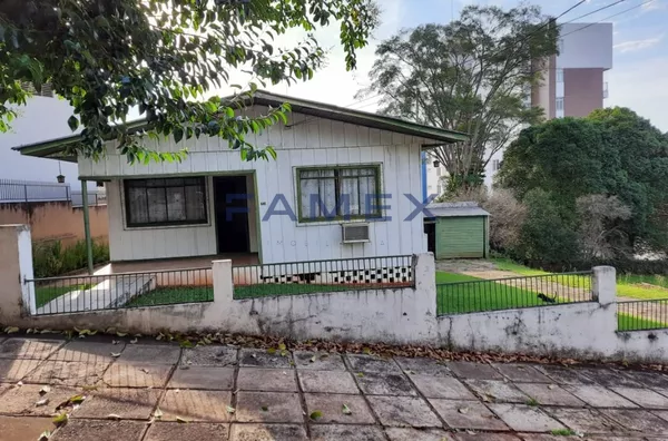CASA COM ENORME TERRENO NO CENTRO