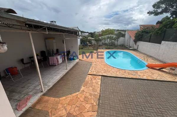 CASA COM PISCINA À VENDA NO BAIRRO FRARON