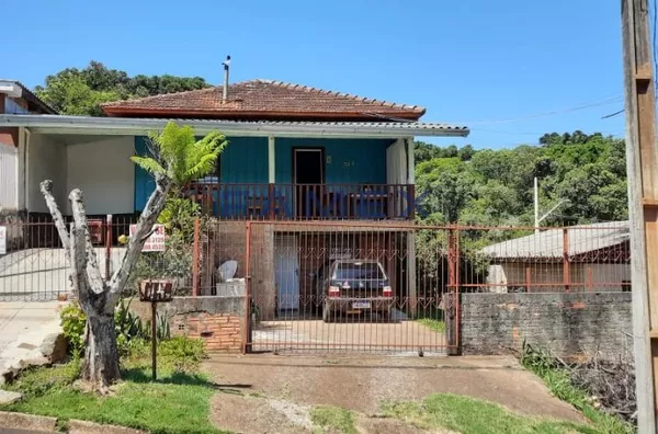 CASA DE MADEIRA E UM LINDO TERRENO