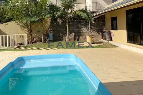 CASA COM SUITE, DOIS DORMITÓRIOS E EDÍCULA NO BAIRRO SAMBUGARO