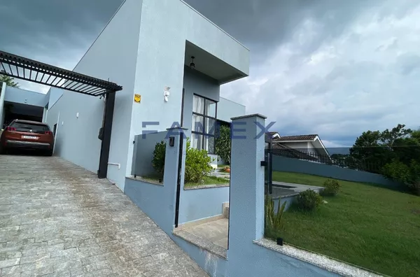 CASA COM PISCINA A VENDA NO BAIRRO SÃO LUIZ EM PATO BRANCO - 01 SUÍTE + 02 QUARTOS