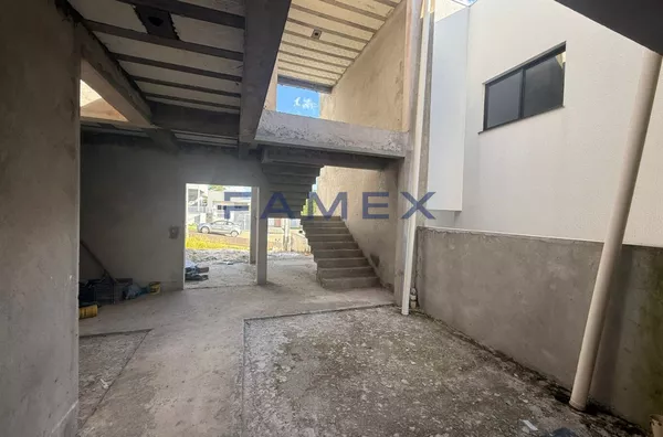 SOBRADO PARA FINALIZAR À VENDA NO BAIRRO FRARON