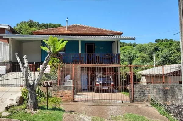 CASA DE MADEIRA E UM LINDO TERRENO
